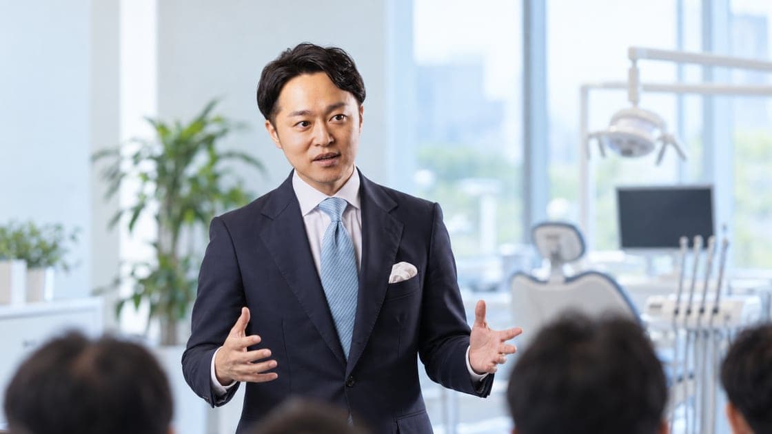 院長に向けて講義するデンタルMBA 講座総括 萩原直樹