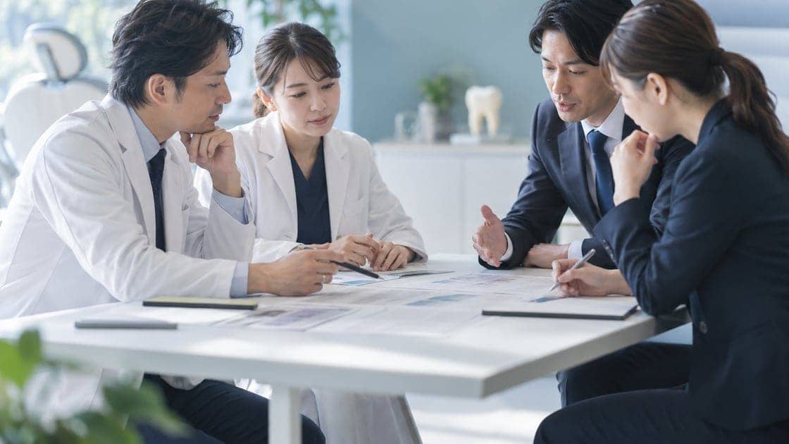 資料を広げて事例を検討する受講者たち